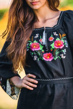 işlemeli çiçek deseni ve beyaz anahat ile şık siyah elbise