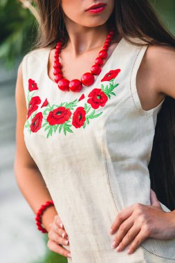 Kızlar için kırmızı, yeşil ve siyah iplik işlemeli deseni ile keten beyaz elbise