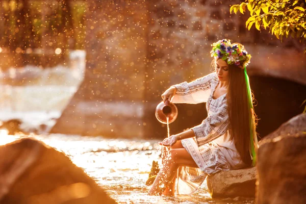 Mädchen Modischem Kleid Mit Ethnischem Muster Gießt Wasser Aus Krug — Stockfoto