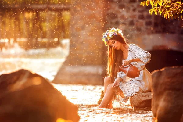 Dívka Vyšívané Šaty Etnickým Vzorem Sedí Kameni Vylévá Vodu Džbánu — Stock fotografie