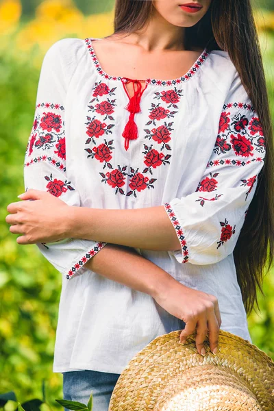 Flickan Står Broderad Blus Med Mönster Och Hatt Handen — Stockfoto