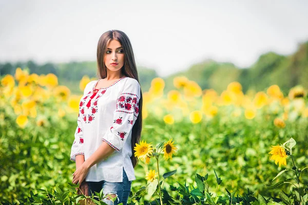 Dívka Stojí Oblasti Slunečnice Výšivka — Stock fotografie