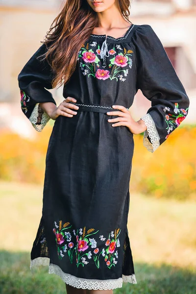 Κορίτσι Στέκεται Ένα Μακρύ Μαύρο Φόρεμα Κεντημένα Μοτίβα Παπαρουνών — Φωτογραφία Αρχείου