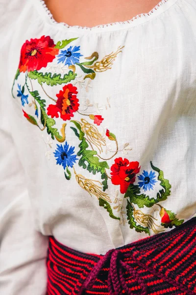 Blusa Designer Branco Com Linho Com Papoila Padrão Folhas — Fotografia de Stock
