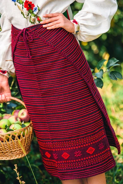 Dziewczynka Stoi Haftowane Czerwone Paski Spódnica Ogrodzie — Zdjęcie stockowe
