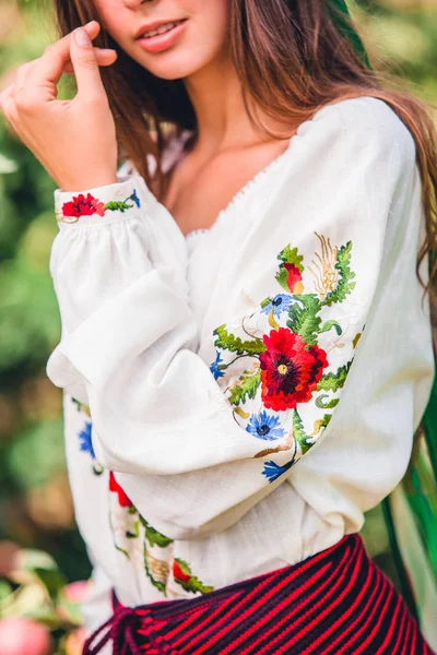 Kız Süs Yaprakları Çiçekleri Ile Işlemeli Bir Beyaz Bluz Giymiş — Stok fotoğraf