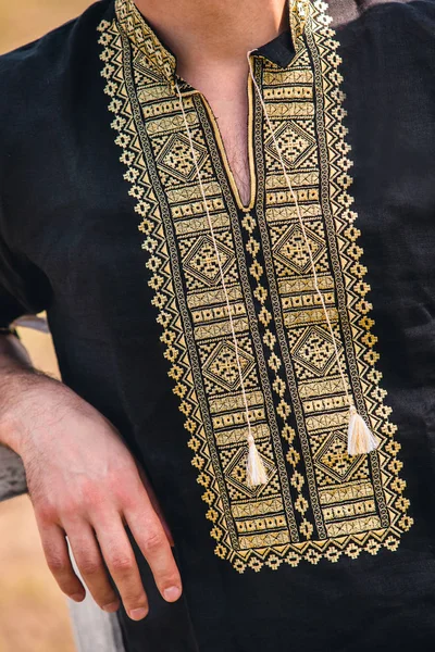 男の抽象模様の黒の麻のシャツ — ストック写真