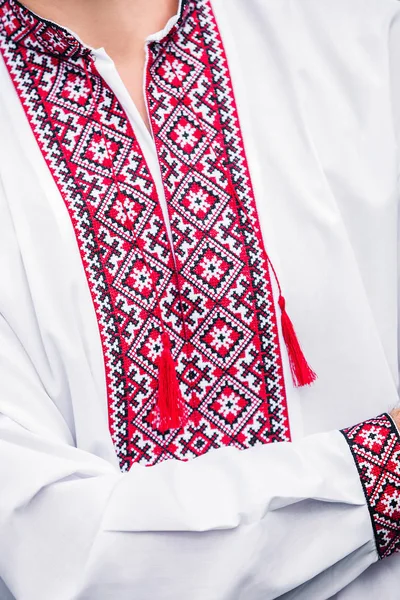 Белая Рубашка Вышитым Красным Узором Мужчин — стоковое фото