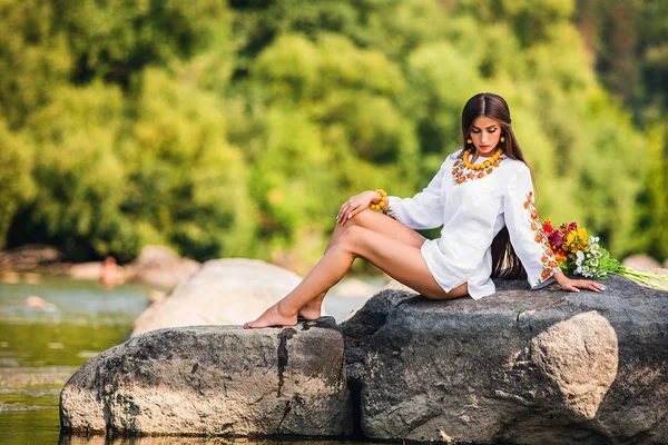 Κορίτσι Κεντητό Πουκάμισο Κάθεται Μια Πέτρα Στην Όχθη Του Ποταμού — Φωτογραφία Αρχείου