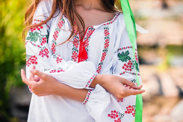 Mulher Fica Uma Camisa Bordada Com Padrão Viburnum Folhas — Fotografia de Stock
