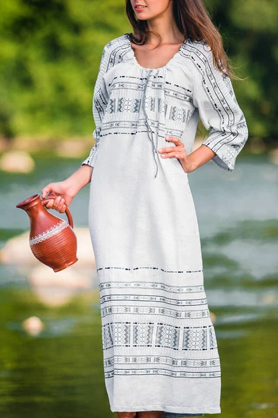 Menina Com Jarro Está Vestido Longo Bordado Branco Feito Mão — Fotografia de Stock