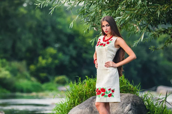 Menina Está Vestido Linho Verão Com Padrão Papoula Bordada Natureza — Fotografia de Stock