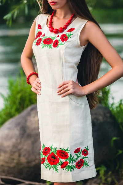 Kız Bir Tasarımcı Beyaz Sarafan Nehri Yakınında Haşhaş Desenle Duruyor — Stok fotoğraf