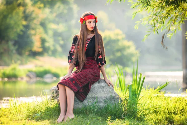 Menina Terno Bordado Designer Com Padrões Senta Pedra Perto Rio — Fotografia de Stock