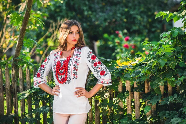 Chica Está Posando Camisa Étnica Bordada Con Collar Rojo Naturaleza — Foto de Stock