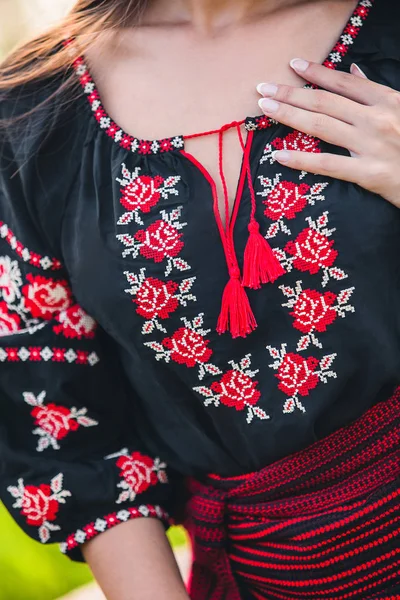 Modisches Kostüm Mit Leinenbluse Und Rock Mit Ethischen Mustern Für — Stockfoto