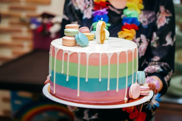 Anya Hordozza Egy Színes Torta Macarons Születésnapot Gyermek — Stock Fotó
