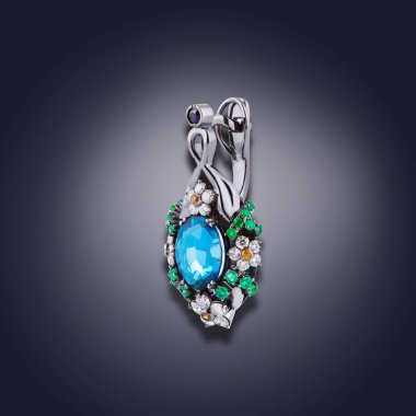 Kadınlar için topaz ve çiçek desenleriyle Mineli küpe