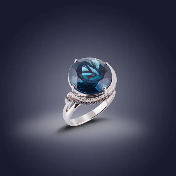 Ασημένιο Δαχτυλίδι Τοπάζι Μπλε Φόντο — Φωτογραφία Αρχείου