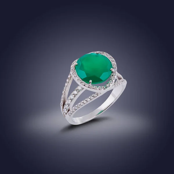 Anillo Metal Con Serafín Verde Diamantes Imitación Largo Los Contornos — Foto de Stock