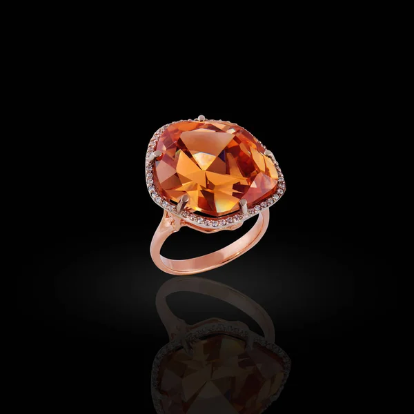 Χρυσό Δαχτυλίδι Πορτοκαλί Opal Και Κρύσταλλα Κατά Μήκος Του Περιγράμματος — Φωτογραφία Αρχείου
