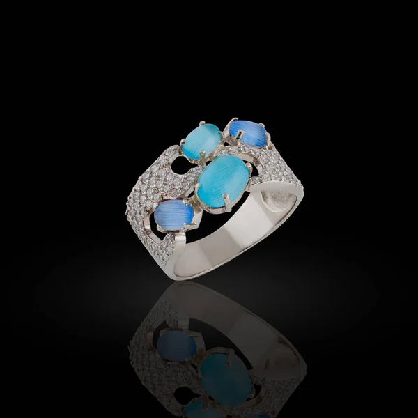 Négy Kék Topazes Egy Ajándék Fekete Háttér Gyűrű — Stock Fotó