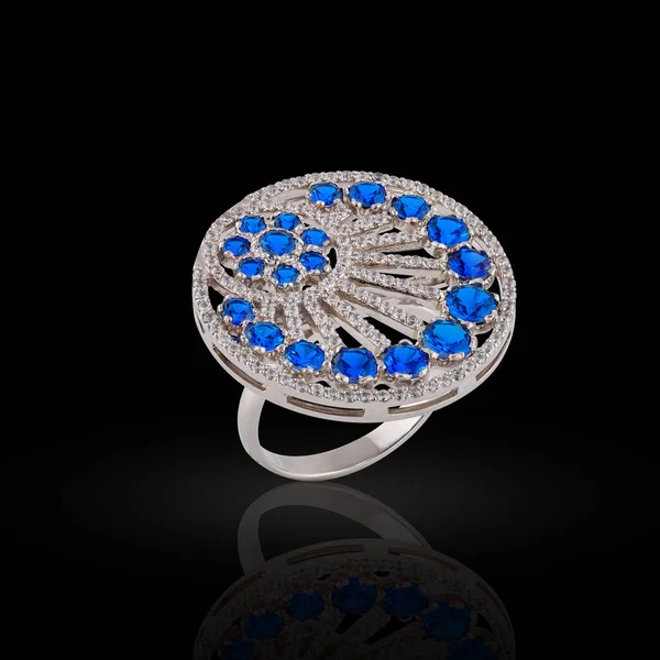 Anello Rotondo Metallo Bianco Con Cristalli Blu Strass Intorno — Foto Stock