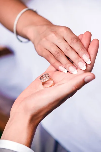 Muž Dává Ruku Snubní Prsteny Dívce — Stock fotografie