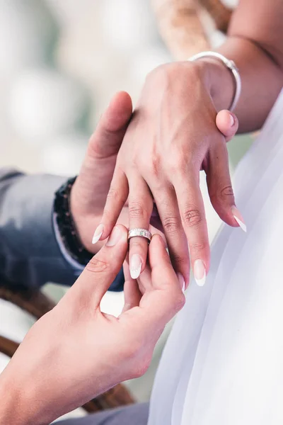 女性の指に結婚指輪をつけている人 — ストック写真