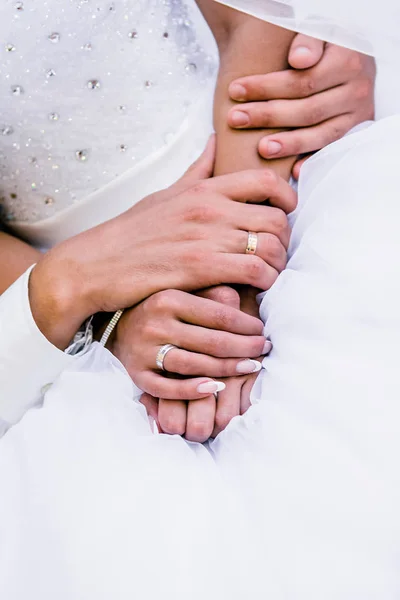 Bruid Bruidegom Met Trouwringen Hen Handen — Stockfoto