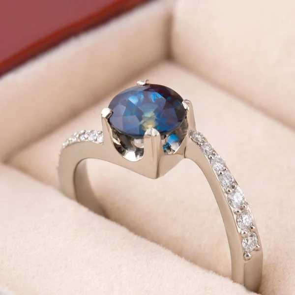 Anillo Metal Brillante Con Una Piedra Azul Con Cristales Según — Foto de Stock
