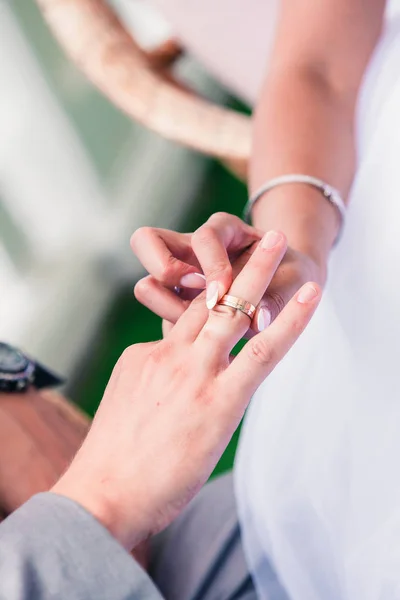 花嫁が男の指に結婚指輪を置く — ストック写真