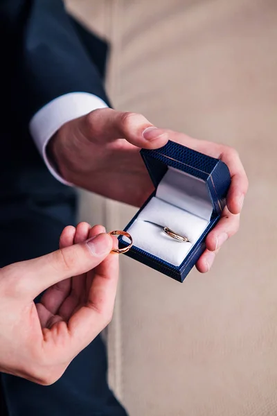 Homem Detém Uma Caixa Presente Papelão Azul Com Anéis Casamento — Fotografia de Stock