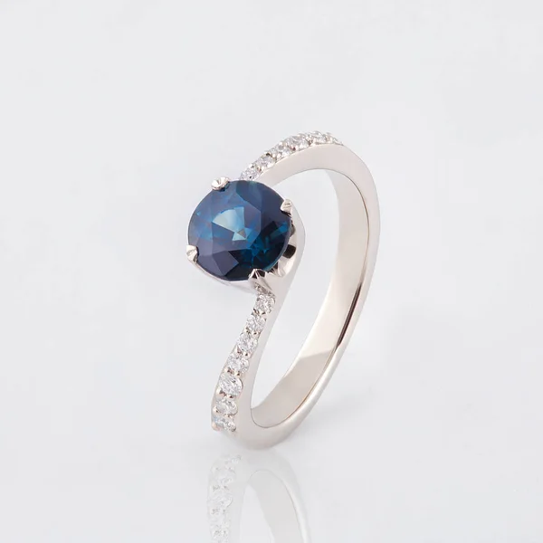 Anello Elegante Con Pietra Blu Cristalli Lungo Contorni — Foto Stock