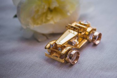 Alyans bir hatıra bir araba şeklinde arka plan üzerinde durmak