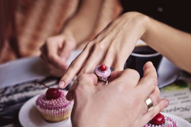 Kristal yüzük inciler ve kırmızı kiraz kız koyar