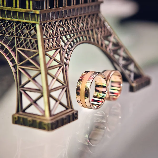 Anillos Boda Con Una Tira Fondo Torre Eiffel — Foto de Stock