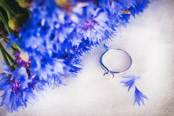 Anillo Metal Con Cristales Yacía Sobre Paño Cerca Flores Azules —  Fotos de Stock