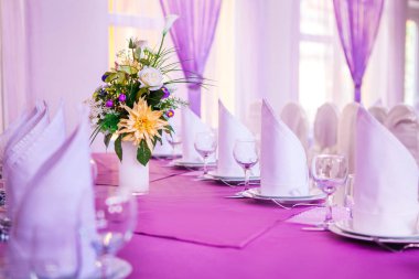 kutlama mor ile masaya çiçek tasarım