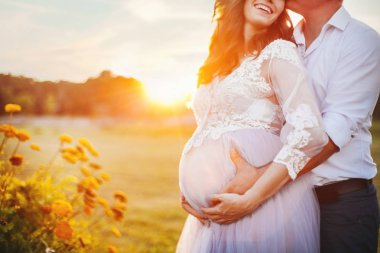 bir mucize beklentisiyle mutlu aile günbatımı bir arka plan üzerinde duruyor