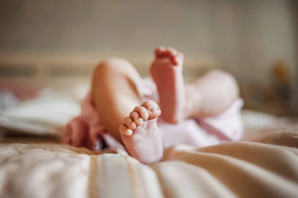 Kind Legt Sich Mit Nackten Beinen Auf Weiche Decke — Stockfoto