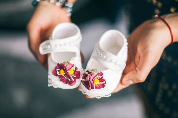 Hombre Sostiene Los Zapatos Los Niños Sus Manos —  Fotos de Stock