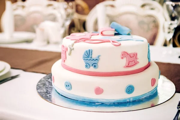 的想法 装饰蛋糕和一个婴儿推车 马和丝带的元素生日 — 图库照片