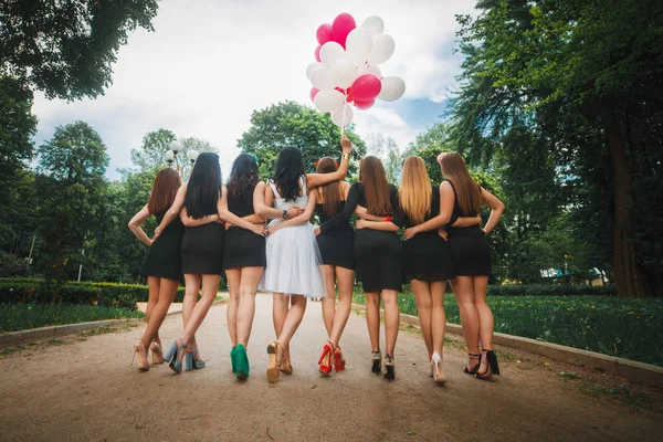 Düğün arifesinde bir parktaki bekarlığa veda partisinin başlangıcı.