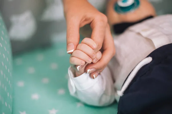 Mutter Hält Die Hand Des Babys Auf Dem Bett — Stockfoto