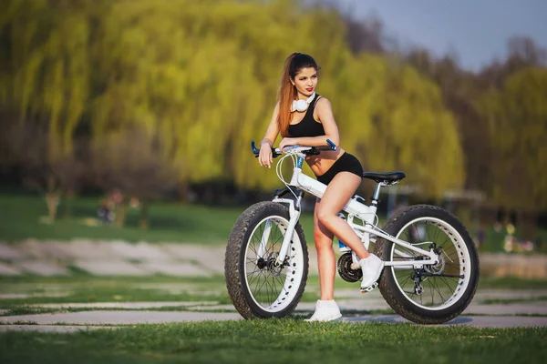 Όμορφο Κορίτσι Ένα Κομμωτι Στέκεται Ένα Ποδήλατο Απόγευμα Στο Πάρκο — Φωτογραφία Αρχείου