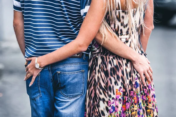 Pareja Sosteniendo Cintura Del Otro Caminando Por Ciudad Verano — Foto de Stock