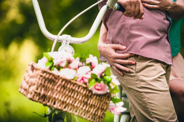 Mädchen Umarmt Sommer Park Einen Mann Karierten Hemd Neben Einem — Stockfoto