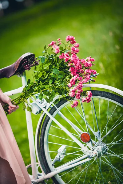 Férfi Kockás Ing Tartja Bouquet Rózsa Egy Lány Kerékpár Mellett — Stock Fotó