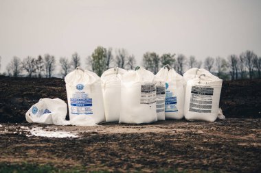 Toprak için gübre dolu çuvallar baharın ilk günü tarlanın ortasındadır.